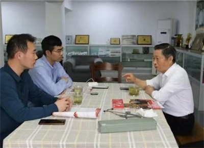 破茧卌秋织经纬 ，耕心万里种青松