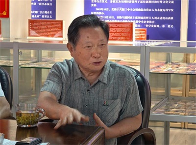 破茧卌秋织经纬 ，耕心万里种青松