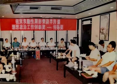 破茧卌秋织经纬 ，耕心万里种青松