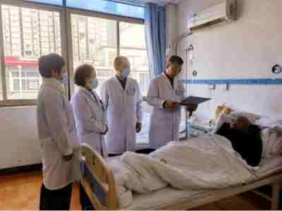 以匠心守正创新，用仁术传承国粹 黄斑变性的克星中医世家六代传人——梁振华院长