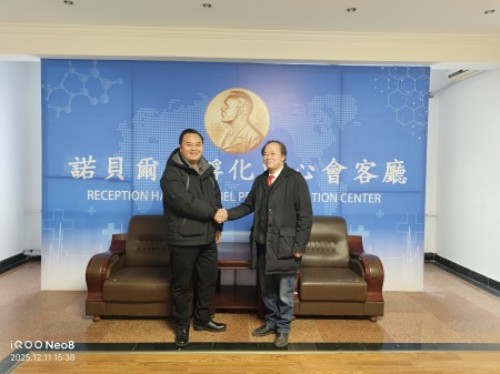 【诺贝尔奖孵化中心会客厅】  【《宇宙宏微学》佐证《《物理学惊天骗局！爱因斯坦的方程全错了？》】  彭宏钟《宇宙宏微学》的颠覆性佐证：传统物理学体系重构与宇宙规律新解